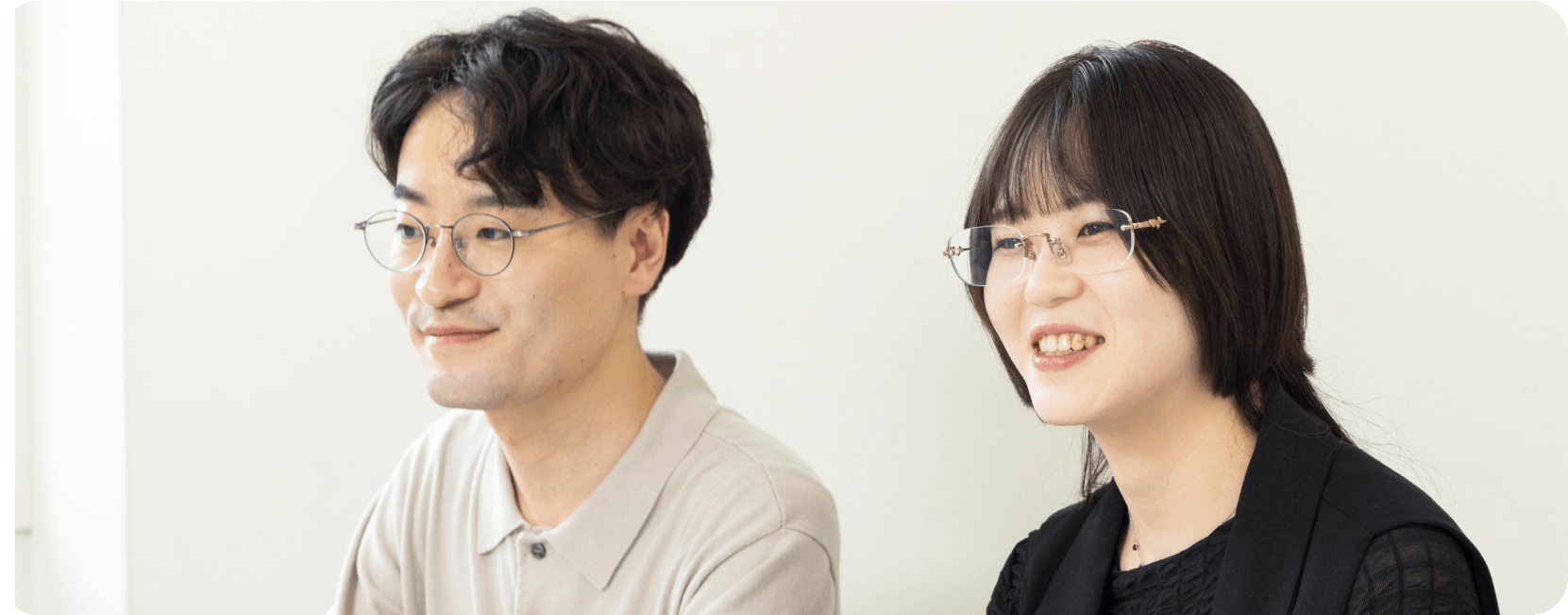 資料を見ながら話す若手職員