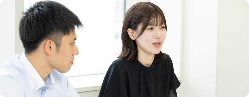 職場で立つ若手職員
